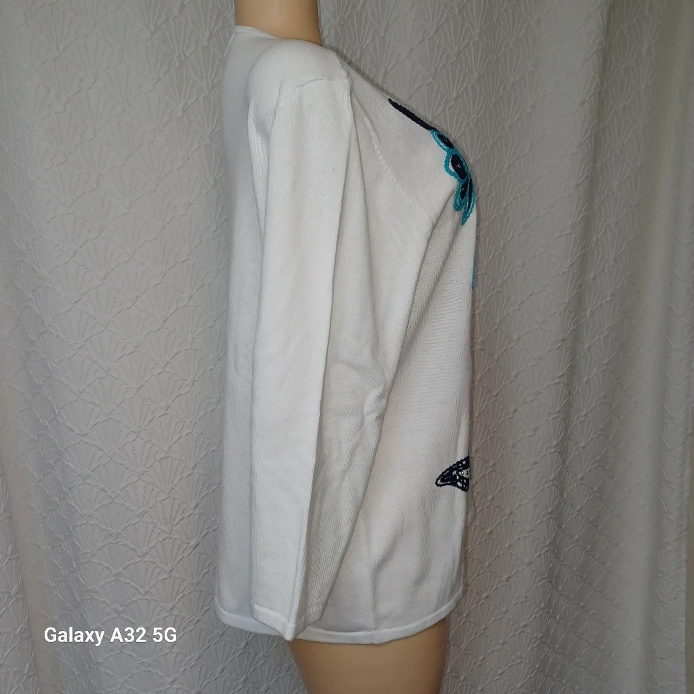 Alfred Dunner New Women Size 1X White Top with Blue Floral Embroidery - Picture 4 of 10
